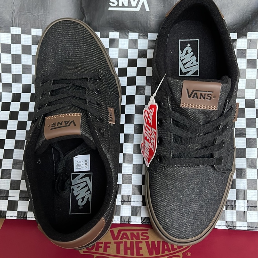 Vans Men’s Bishop
(Waxed Denim) Black/Gum
VN000NLUAKS
Sneakers - Picture 13 of 16